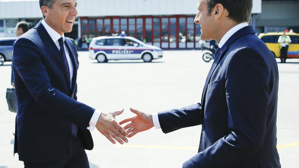 Der österreichische Kanzler Christian Kern begrüsst den französischen Ministerpräsidenten Emmanuel Macron in Salzburg.