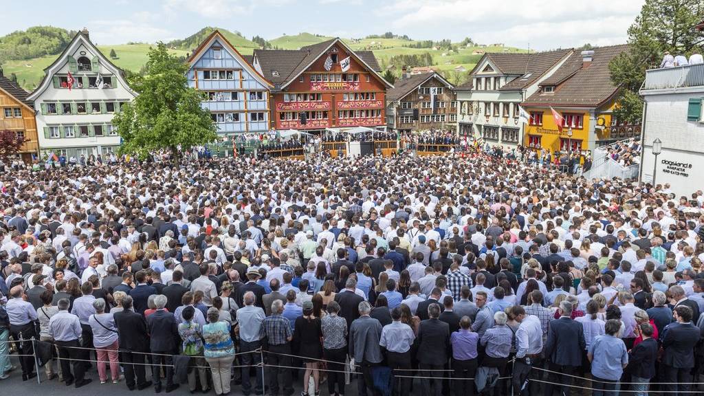 Die direkteste Form der Demokratie: Landsgemeinde in Appenzell (Bild: Keystone/Patrick Huerlimann)