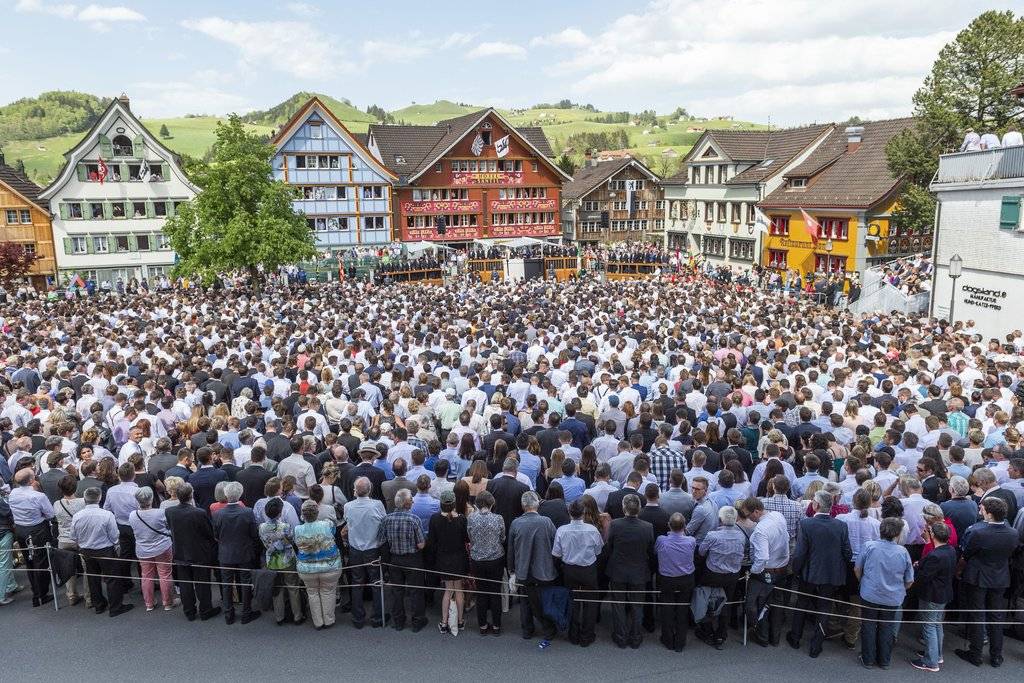 Die direkteste Form der Demokratie: Landsgemeinde in Appenzell (Bild: Keystone/Patrick Huerlimann)