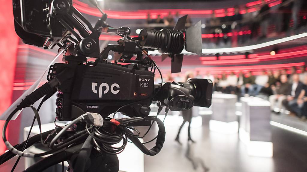 Eine Kamera im Studio 8 des Schweizer Fernsehens SRF vor der Aufzeichnung der Sendung «Arena».