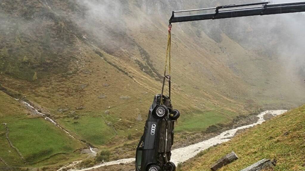 Das Auto musste nach dem Unfall mit einem Kran wieder auf die Sustenstrasse gehoben werden.