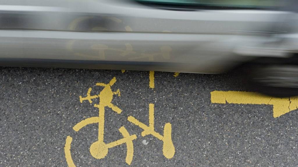 Bei der Kollision mit einem Auto hat sich eine Fahrradlenkerin Kopfverletzungen zugezogen. (Symbolbild)