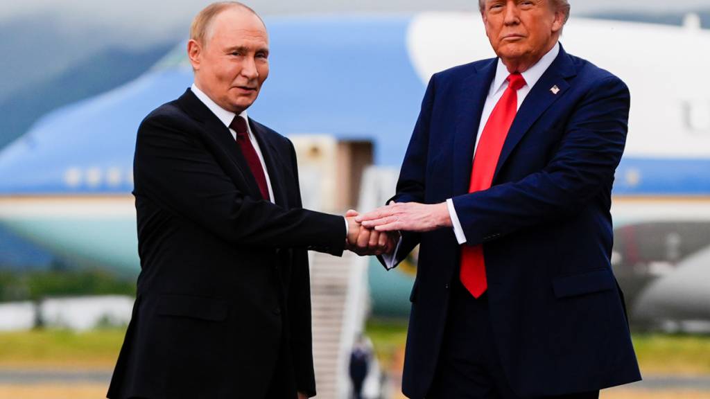 ARCHIV - US-Präsident Donald Trump begrüßt den russischen Präsidenten Wladimir Putin auf der Joint Base Elmendorf-Richardson, Alaska. Foto: Julia Demaree Nikhinson/AP/dpa
