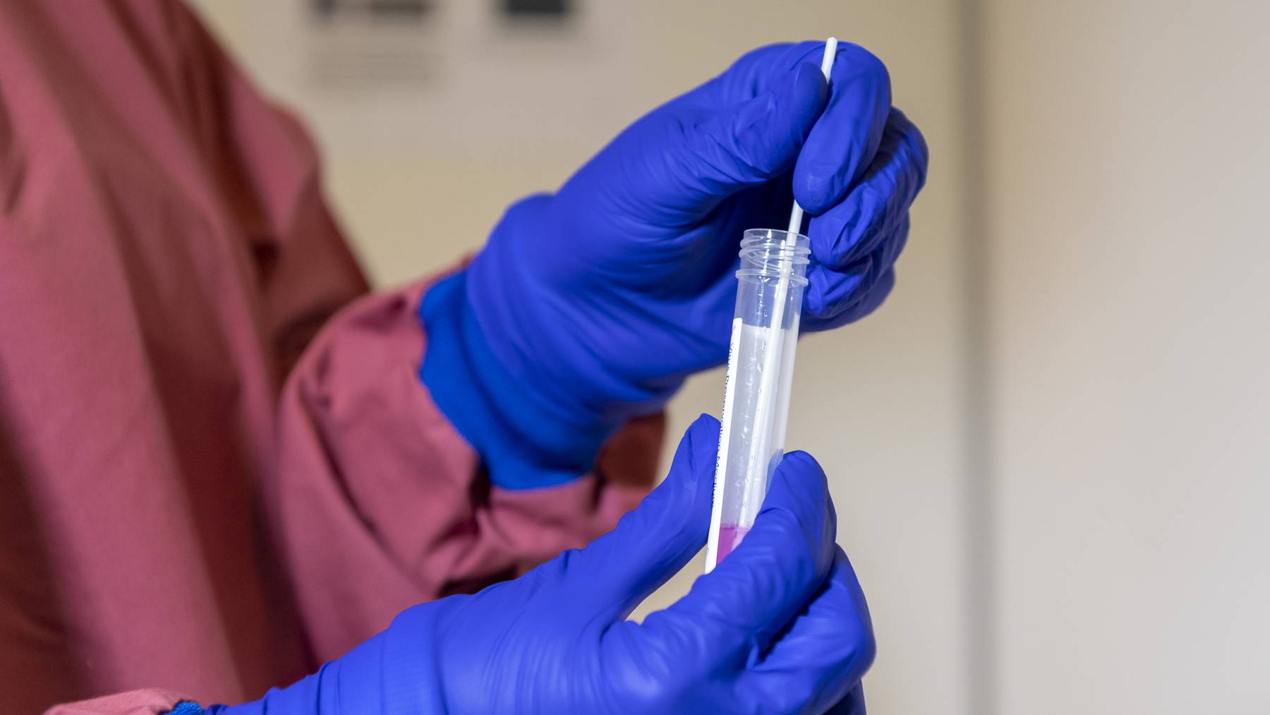 Eine Probe wird für die Abklärung auf das Coronavirus in einem Labor vorbereitet. (Symbolbild)