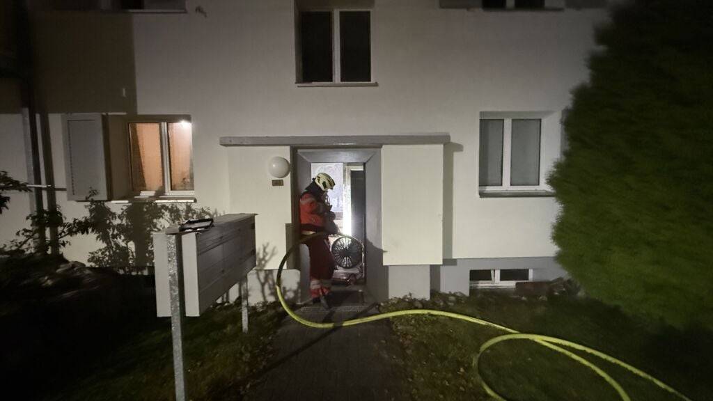 Die starke Rauchentwicklung durch den Kellerbrand machte die Evakuierung der Bewohner des Mehrfamilienhauses in Netstal nötig.