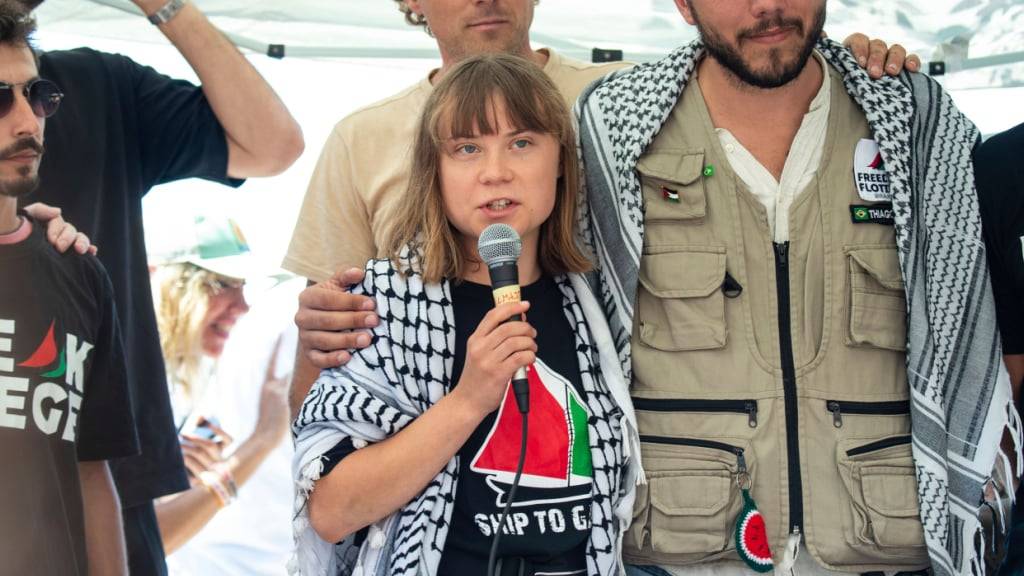 Die Klimaaktivistin Greta Thunberg trifft sich vor ihrer Abreise mit Journalisten in Catania, Italien (Archivbild). Foto: Salvatore Cavalli/AP/dpa