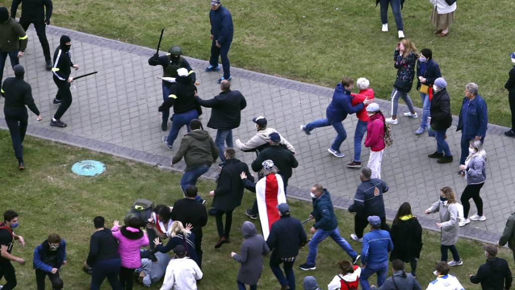 Bei erneuten Protesten der Opposition gegen Machthaber Lukaschenko kommt es in der weißrussischen Hauptstadt zu gewaltsamen Zusammenstößen zwischen Demonstranten und Polizisten. Demnach gab es bereits am frühen Nachmittag 50 Festnahmen. Foto: Uncredited/AP/dpa