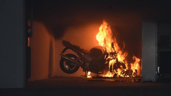 Töff brennt in Garage aus