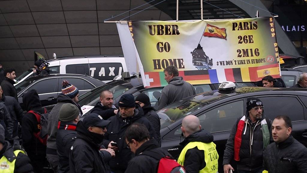 Streikende Taxifahrer blockieren in Paris die Strassen.