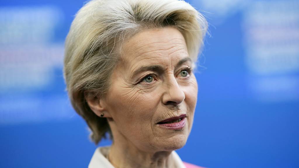 Die Präsidentin der Europäischen Kommission, Ursula von der Leyen, trifft zum Gipfeltreffen der Europäischen Politischen Gemeinschaft (EPG) in der Puskas Arena ein. Foto: Petr Josek/AP/dpa