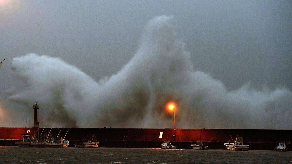 Der Taifun brachte hohe Wellen an Japans Küsten. Mindestens zwei Menschen sind wegen dem Sturm ums Leben gekommen.