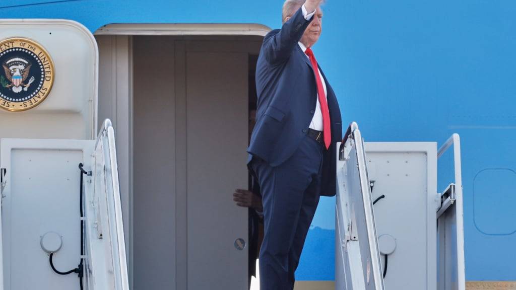 US-Präsident Donald Trump winkt, bevor er an Bord der Air Force One geht. Foto: Luis M. Alvarez/FR596 AP/dpa