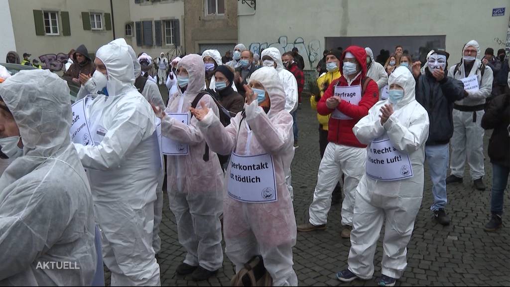 Kantilehrer protestiert an Anti-Corona-Demo