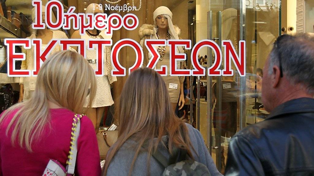 Passanten schauen sich ein Schaufenster in Thessaloniki an: Viele Griechen sind arbeitslos und haben deshalb kaum Geld für teure Weihnachtsgeschenke. (Archiv)