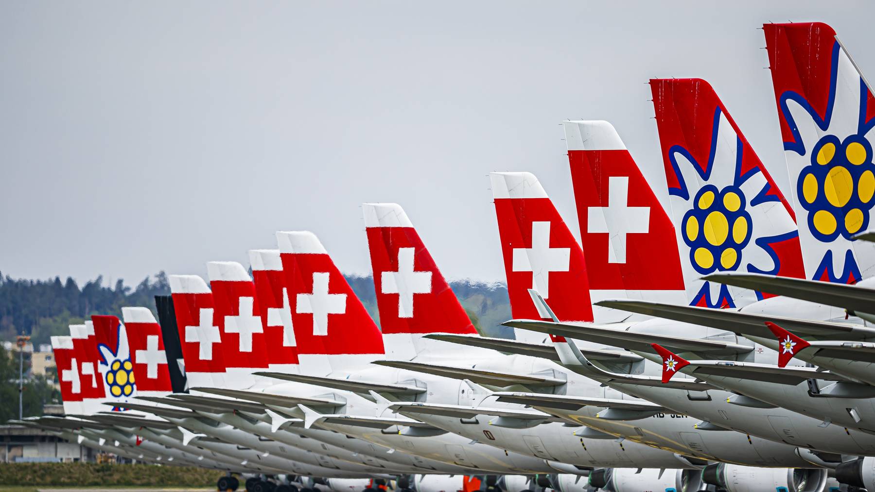 Während des Lockdowns blieben die meisten Flugzeuge auch in der Schweiz am Boden – wie hier beispielsweise geparkt am Flugplatz Dübendorf.