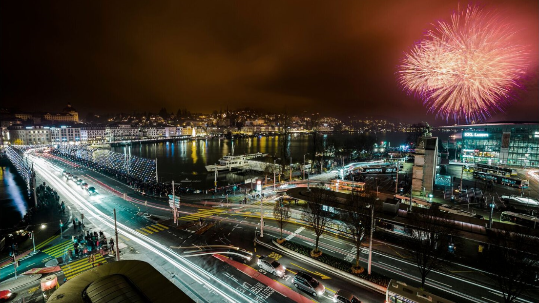 Neujahrs-Feuerwerk über der Stadt Luzern