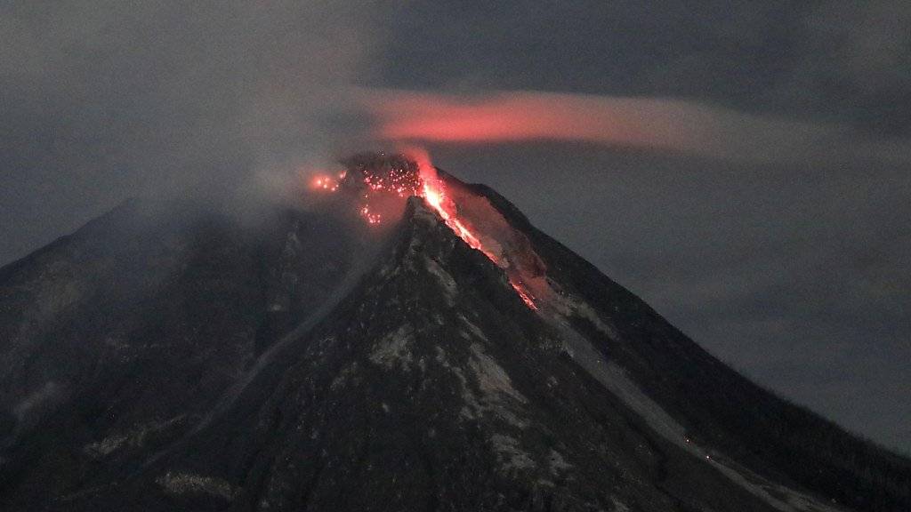 Rauchsäule fünf Kilometer in den Himmel: Der Vulkan Sinabung auf Indonesien ist erneut ausgebrochen. (Archivbild)