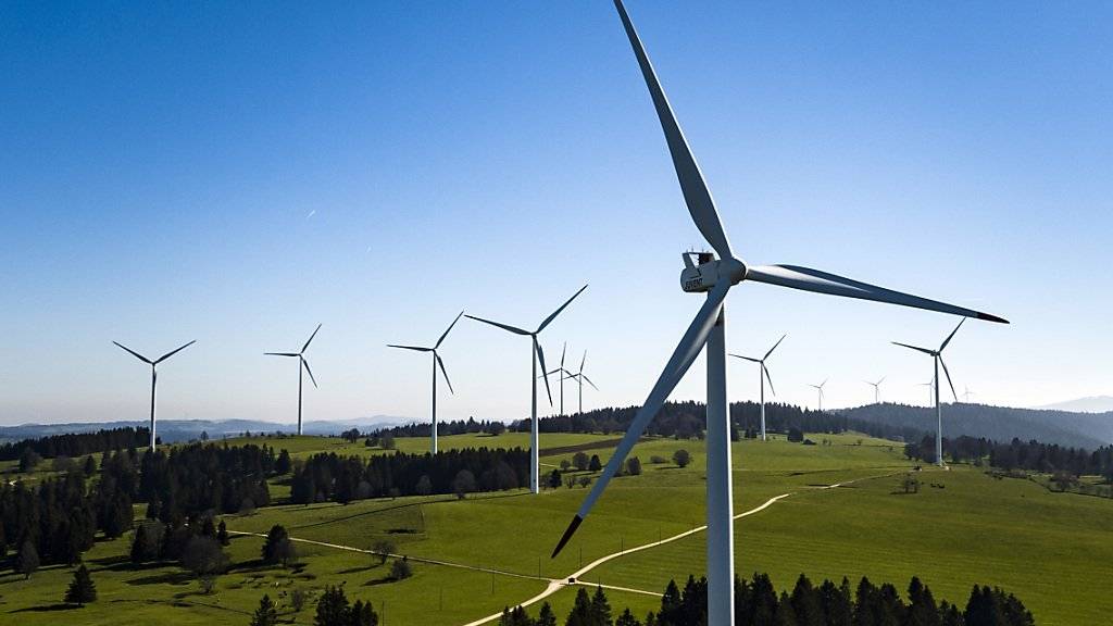 In der Schweiz sollen in den nächsten Jahrzehnten zahlreiche Windanlagen gebaut werden. Der Bundesrat hat die Grundsätze dazu festgelegt. Im Bild Windturbinen auf dem Mont Croset in Saint-Imier BE.