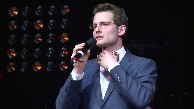 Das Zelt: Fabian Unteregger parodiert Christoph Blocher