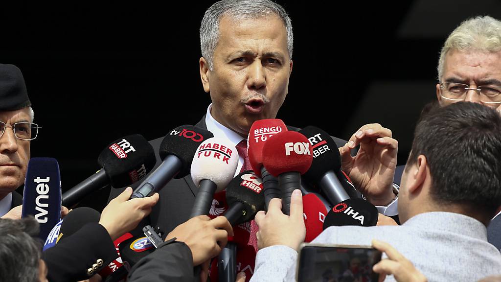 ARCHIV - Ali Yerlikaya, Innenminister der Türkei, spricht mit Journalisten. Foto: Ali Unal/AP/dpa