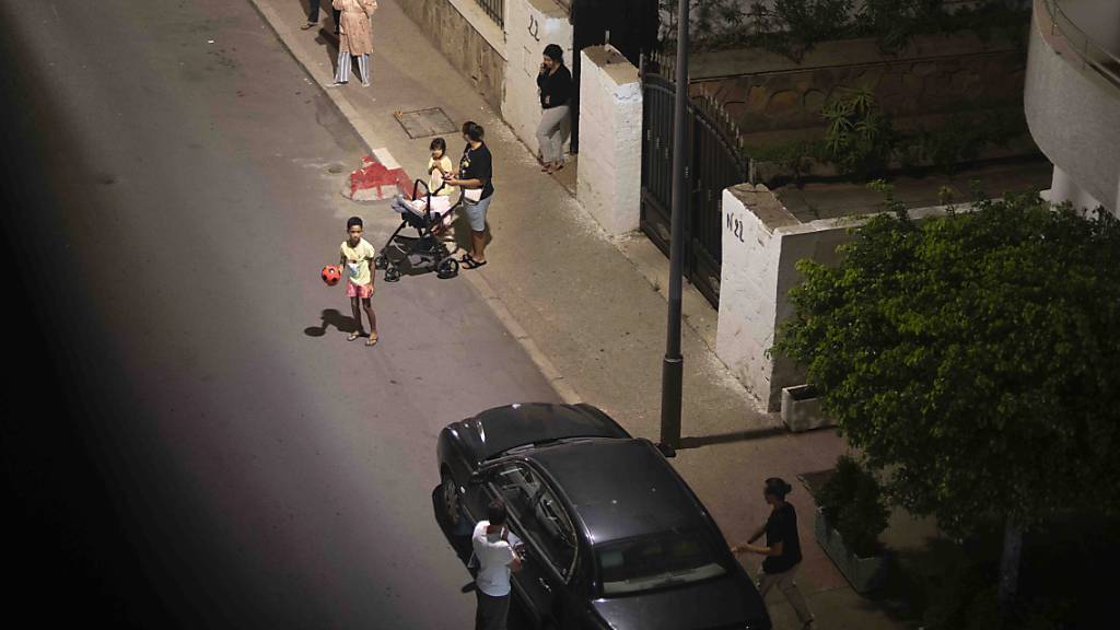 Menschen in Rabat suchen nach dem schweren Erdbeben Schutz. Foto: Mosa'ab Elshamy/AP