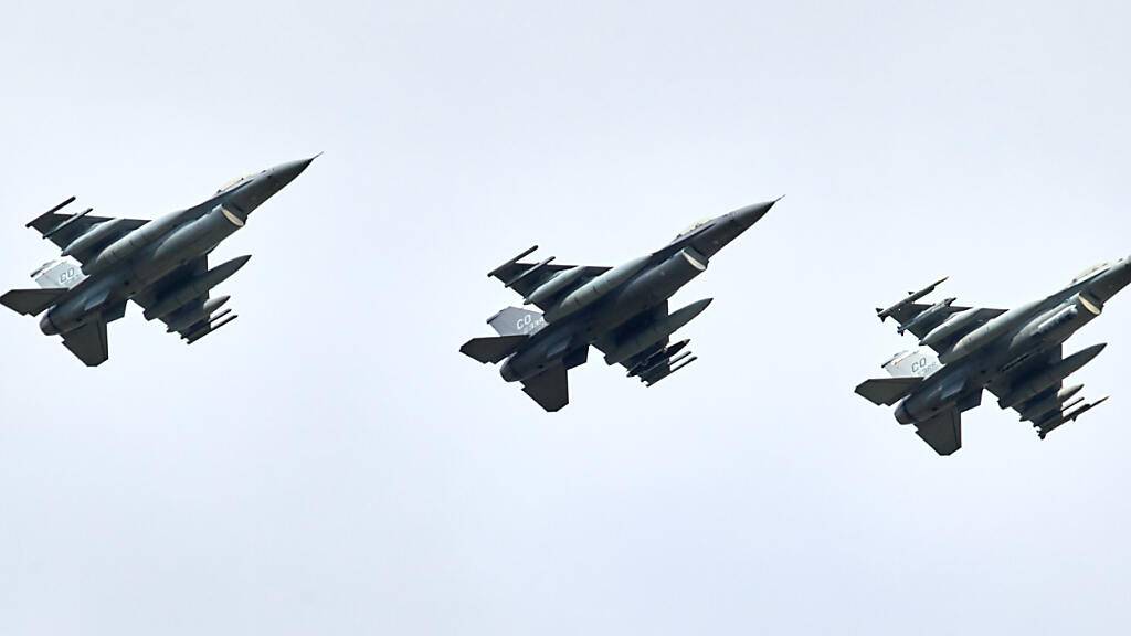 ARCHIV - Drei Kampfjets vom Typ F-16 aus den USA fliegen in Formation kurz vor deren Landung auf dem Fliegerhorst im schleswig-holsteinischen Jagel. Noch in diesem Sommer sollen die von ausländischen Partnern versprochenen F-16-Kampfjets in der Ukraine zur Abwehr des russischen Angriffskrieges zum Einsatz kommen. Foto: Georg Wendt/dpa