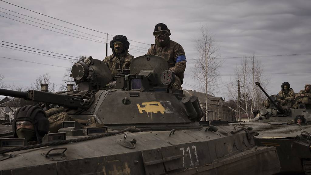 Ukrainische Soldaten fahren auf Panzern. Foto: Felipe Dana/AP/dpa