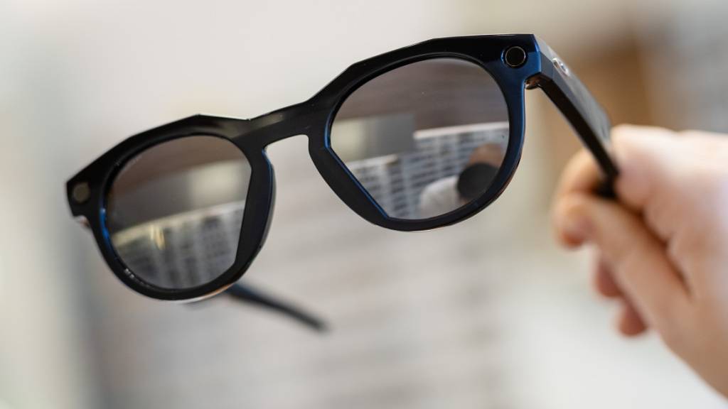 Von einer herkömmlichen Sonnenbrille kaum zu unterscheiden: Mit sogenannten «Smart Glasses» kann verdeckt fotografiert und gefilmt werden. In Saunen und Schwimmbädern soll das Tragen von Kamerabrillen deshalb verboten werden. (Symbolbild)