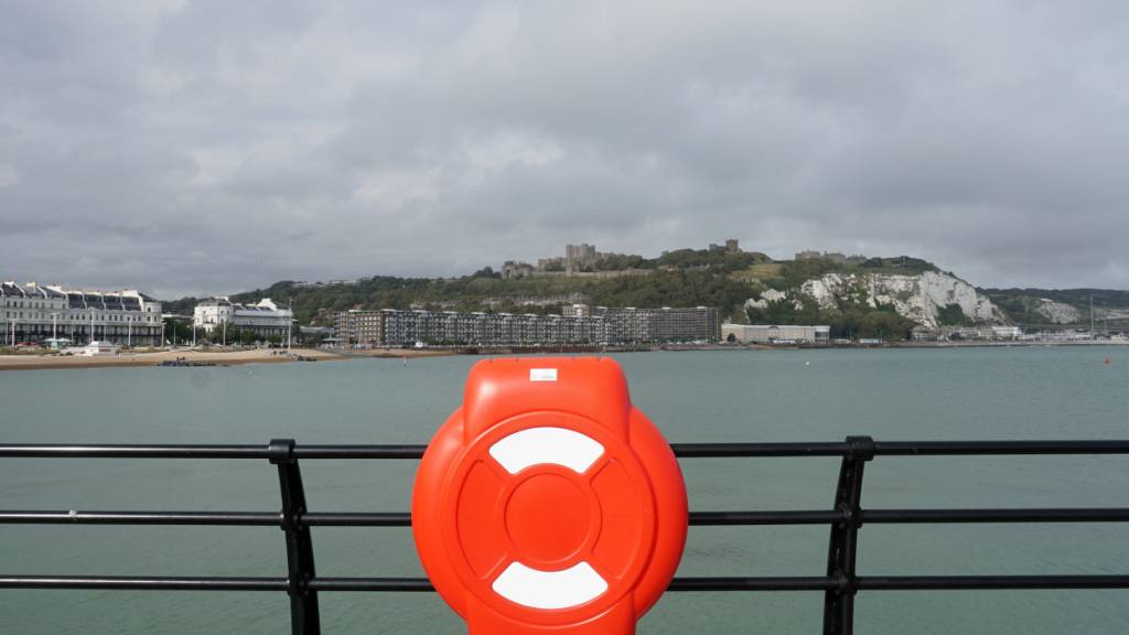 ARCHIV - Ein Rettungsring hängt an einem Geländer im Hafen von Dover. Foto: Larissa Schwedes/dpa/Archivbild