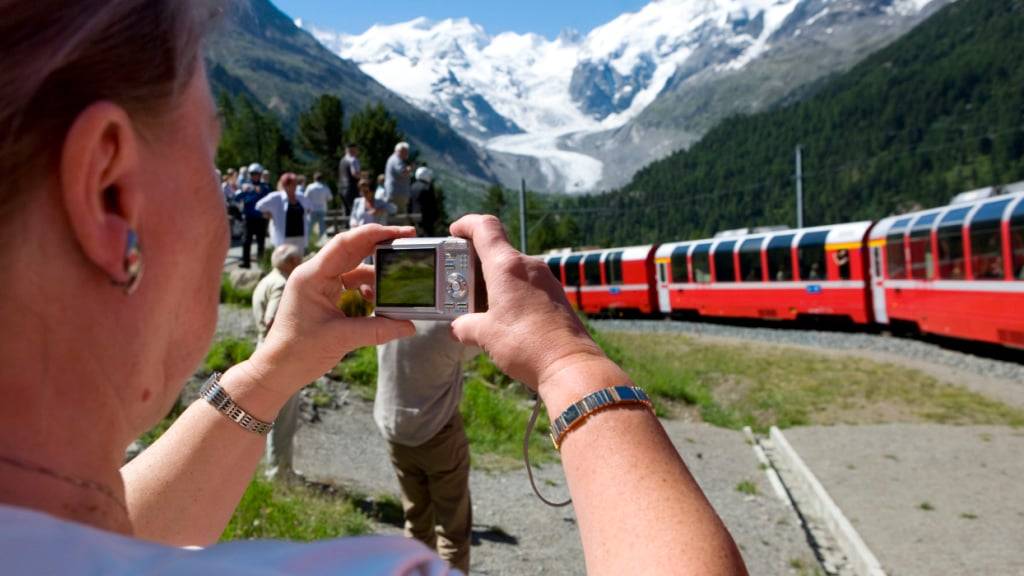 Der enorme touristische Erfolg der Berninalinie vom Engadin ins Puschlav stellt die Rhätische Bahn vor einige Herausforderungen. (Archivbild)