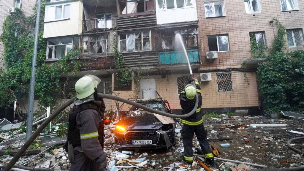 Feuerwehrleute bekämpfen einen Brand nach einem russischen Angriff auf ein Wohnhaus in Charkiw, Ukraine. Foto: Andrii Marienko/AP/dpa
