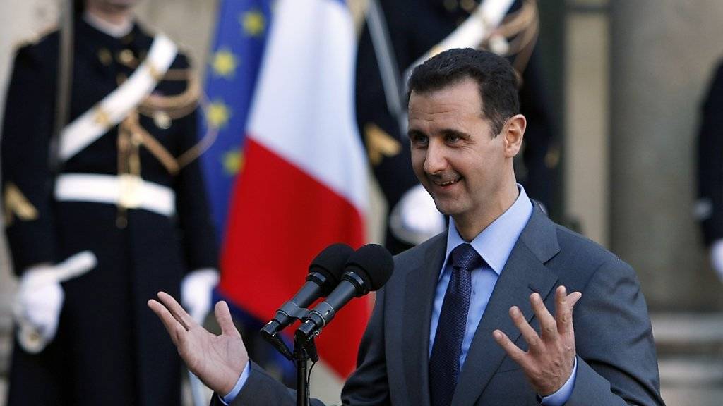 Bild aus besseren Zeiten: Syriens Präsident Baschar al-Assad auf Besuch in Paris im Jahr 2010 - nun wirft er Frankreich eine hohe Auszeichnung vor die Füsse. (Archivbild)