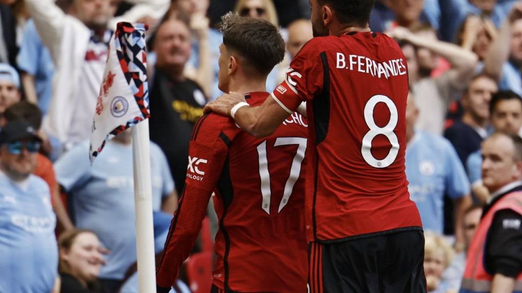Alejandro Garnacho und Bruno Fernandes freuen sich vor den Fans von Manchester City über das 1:0