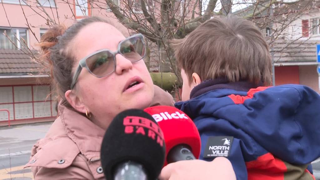 Grosse Betroffenheit nach Postauto-Brand in Kerzes: Passanten legen Blumen nieder