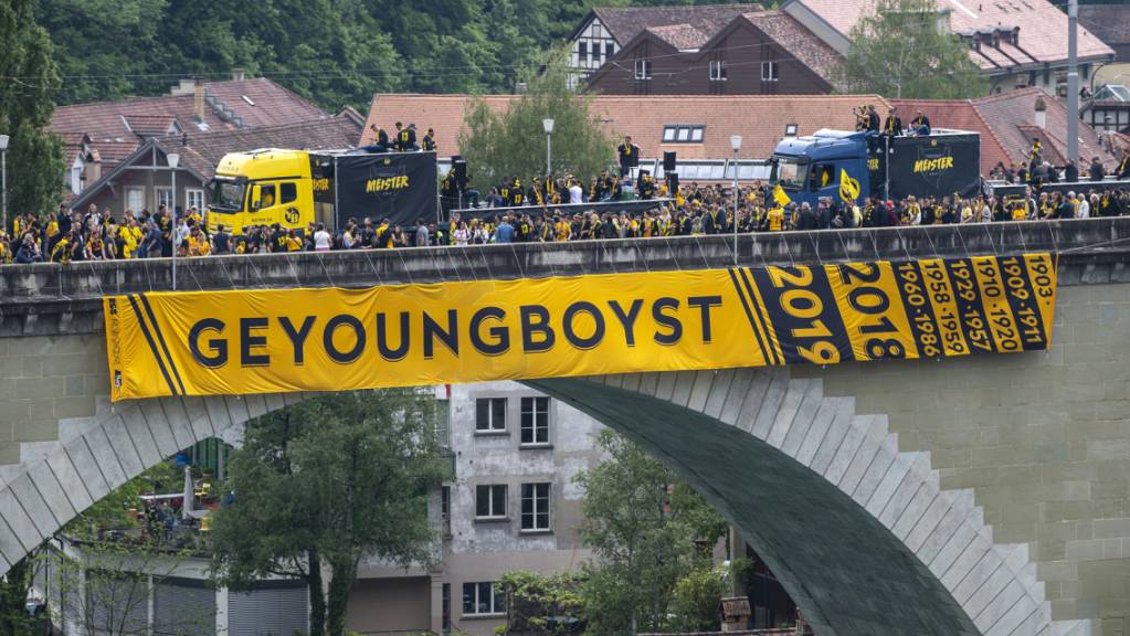 Fussballmeister YB und seine Fans feiern im Mai beim Meisterumzug auf der Nydeggbrücke. Doch nach dem Spiel gegen Porto kam es am Donnerstag zu gewalttätigen Auseinandersetzungen. Die Polizei musste eingreifen.