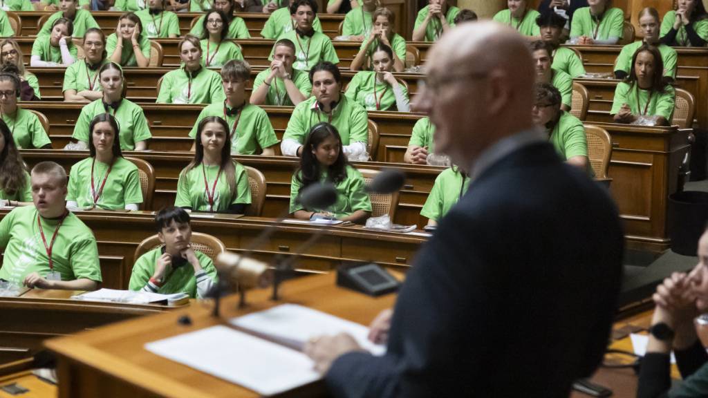 Teilnehmerinnen und Teilnehmer an der Jugendsession 2025 hören Bundeskanzler Viktor Rossi bei seiner Rede im Nationalratssaal zu.