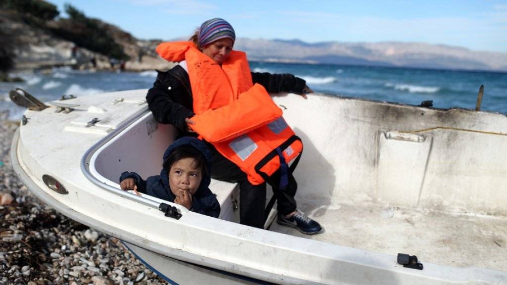 Flüchtlinge an der türkischen Küste in der Region Cesme in der Provinz Izmir vor der Überfahrt zur griechischen Insel Chios. (Archivbild)