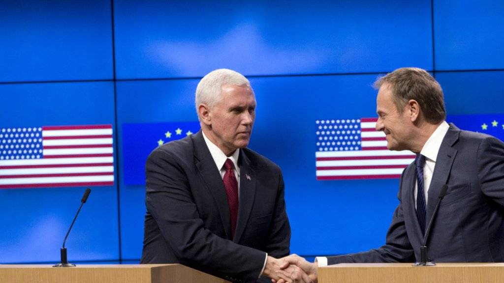 US-Vizepräsident Mike Pence (links) schüttelt EU-Ratspräsident Donald Tusk vor Journalisten die Hand: Pence sicherte der EU am Montag in Brüssel  «rückhaltlose und eindeutige Unterstützung» der Trump-Regierung zu.