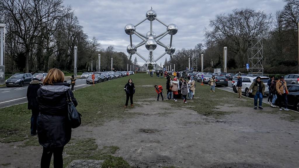 Das Brüsseler Wahrzeichen kann wieder besucht werden. Das Atomium ist die begehbare Nachbildung eines Eisenkristalls. (Archivbild)