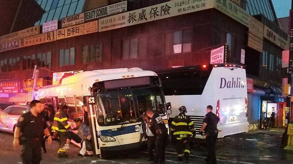 Die beiden Busse stiessen auf einer Kreuzung im New Yorker Stadtteil Queens zusammen.