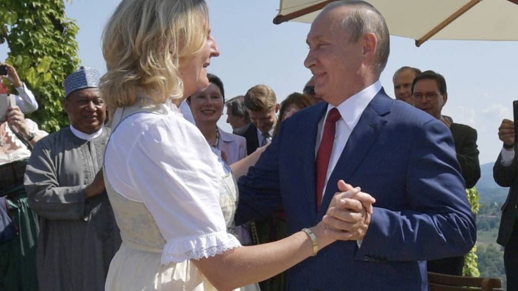 ARCHIV - Dieses von Sputnik Kremlin zur Verfügung gestellte Foto zeigt Karin Kneissl , damalige Außenministerin von Österreich, die mit Wladimir Putin, Präsident von Russland, tanzt. Foto: Alexei Druzhinin/Pool Sputnik Kremlin/AP/dpa