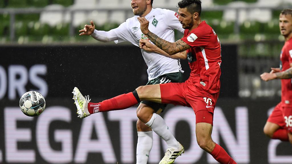 Kein Durchkommen für Werder Bremen: Philipp Bargfrede (links) läuft gegen Heidenheims Tim Kleindienst auf