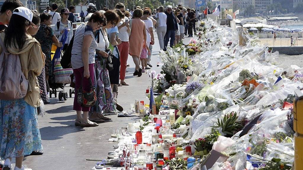 Blumen und Kerzen im Gedenken an die Opfer des Anschlags in Nizza am französischen Nationalfeiertag: Mit dem Tod eines Mannes steigt die Zahl der Todesopfer auf 85. (Archivbild)