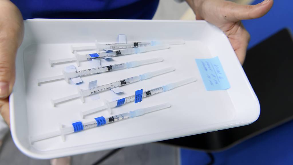 Im Kanton Graubünden sind rund 10'000 Personen gegen das Coronavirus geimpft worden. Mehr als 17'000 meldeten sich für eine Impfung an (Themenbild).