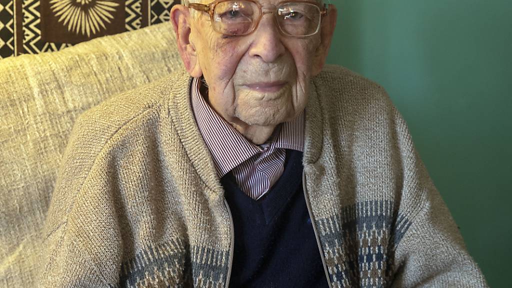 ARCHIV - Bob Weighton, der älteste Mann der Welt, ist mit 112 Jahren in Großbritannien gestorben. Foto: Steve Parsons/PA Wire/dpa