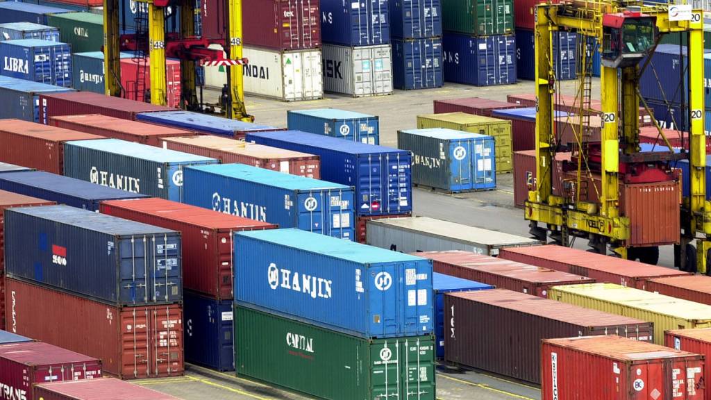 Deutsche Unternehmen haben im April mehr exportiert. Die Ausfuhren stiegen gegenüber dem Vormonat um 1,6 Prozent. (Archivbild des Hamburger Hafens)