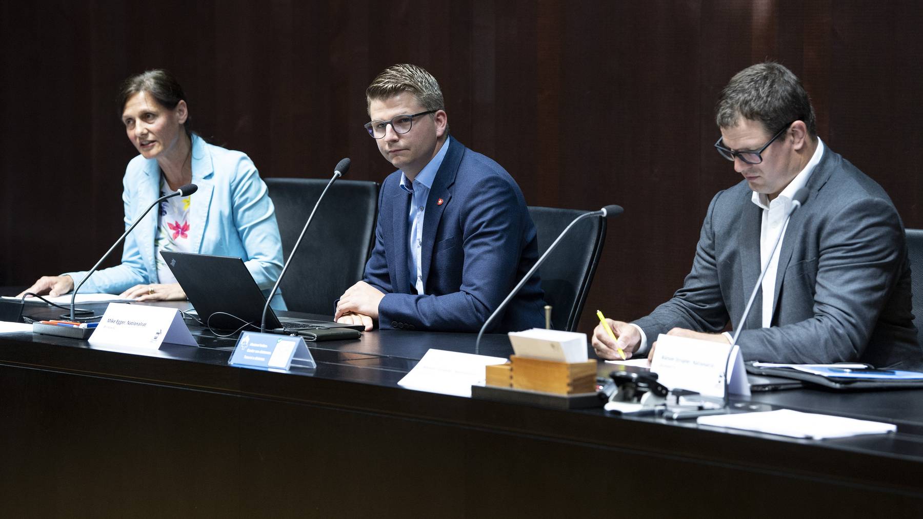 Die SVP-Nationalräte Monika Rüegger, Mike Egger und Manuel Strupler (v.l.) stellten im Juli ihre Argumente gegen die Überbrückungsrente vor.