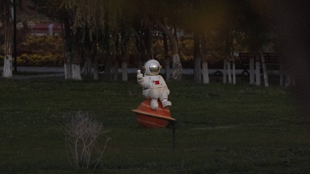 dpatopbilder - Eine Skulptur, die einen chinesischen Astronauten darstellt, steht in einem Park vor der Shenzhou-19-Mission im Jiuquan Satellite Launch Center in Jiuquan im Nordwesten Chinas. Foto: Ng Han Guan/AP/dpa