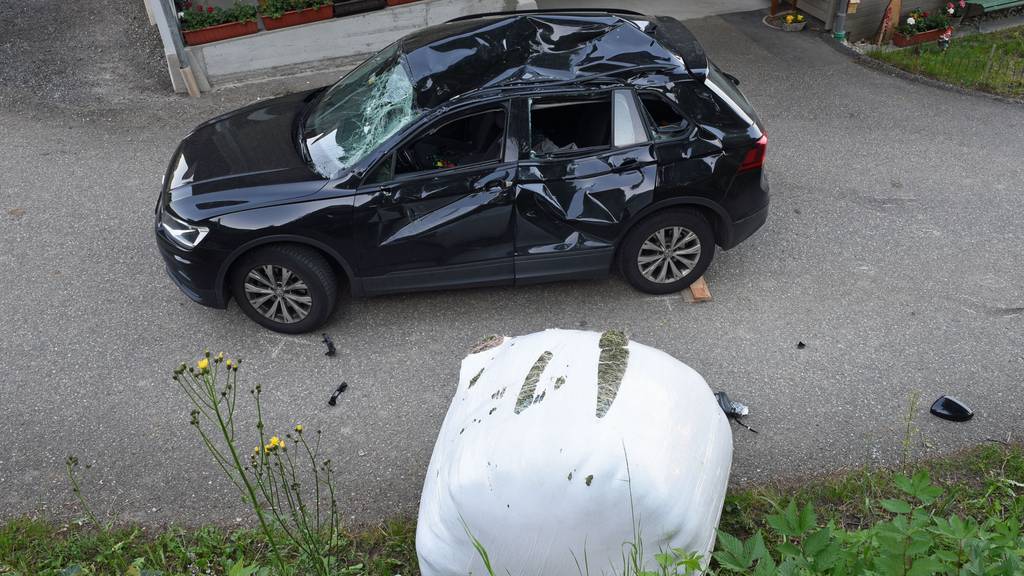 600 Kilo schwerer Siloballen prallt gegen Auto – Fahrerin verletzt 