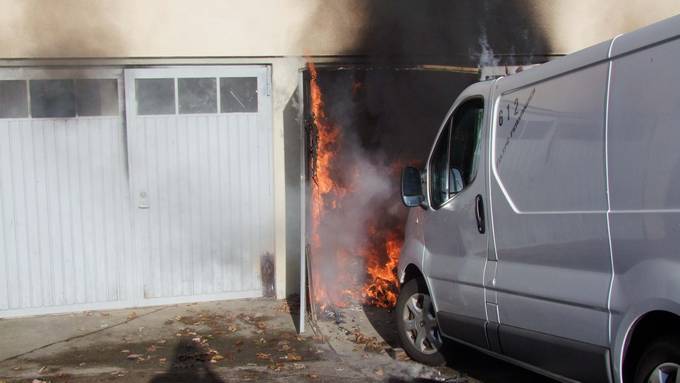 Zwei Verletzte bei Garagenbrand – starke Rauchentwicklung